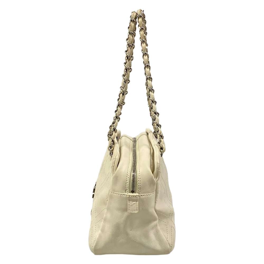 Chanel Diamond Stitch Shoulder Bag - Picture 4 of 15
